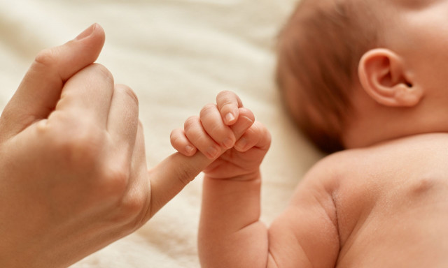 Ρωσία: 5χρονη πέταξε και σκότωσε το 21 ημερών αδερφάκι της από τον 4ο όροφο επειδή το ζήλευε