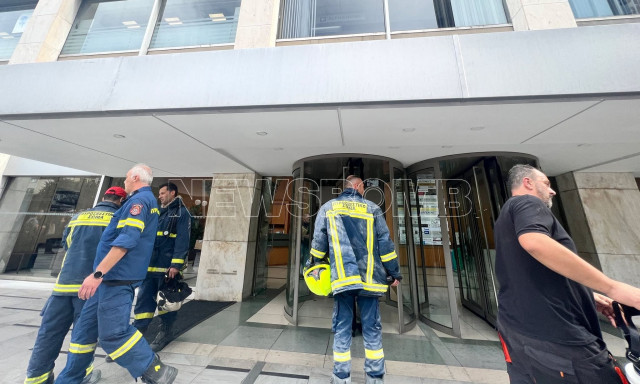 Φωτιά στον Πύργο των Αθηνών: «Ακούσαμε την ανακοίνωση και βγήκαμε γρήγορα από το κτήριο»