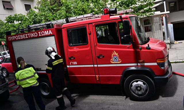 Παλαιό Φάληρο: Φωτιά τώρα σε διαμέρισμα - Απομακρύνθηκαν ηλικιωμένοι με αναπνευστικά προβλήματα