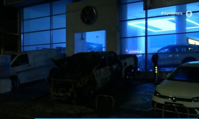 Φωτιά σε αντιπροσωπεία αυτοκινήτων στη Νέα Φιλαδέλφεια - Κάηκαν 9 αυτοκίνητα