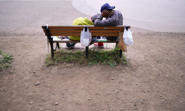 Μάθημα ανθρωπιάς από την Ιαπωνία: Κατασκευάζει θερμαινόμενα παγκάκια για τους άστεγους