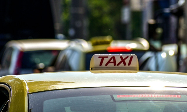 «Δεν είμαι σίγουρος αν θα δουλέψει το POS, βγάλε μετρητά» -Η καταγγελία δημοσιογράφου για οδηγό ταξί