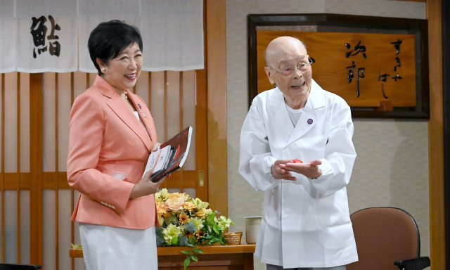 Ο Ιάπωνας θρύλος του σούσι Jiro Ono με τρία αστέρια Michelin έκλεισε τα 100 και συνεχίζει...