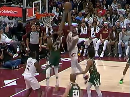 Καβαλίερς – Μπακς: Εντυπωσιακή τάπα του Αντετοκούνμπο, «έσβησε τα φώτα» στον Άλεν – Δείτε βίντεο