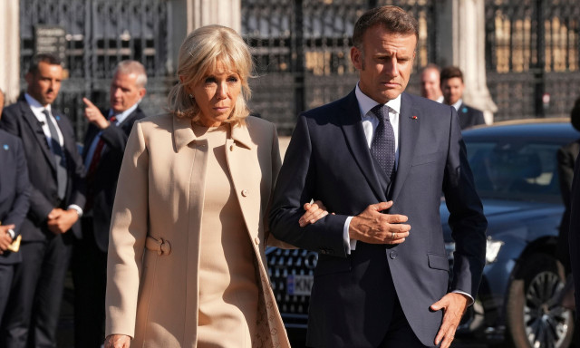 Σάλος με τη Mπριζίτ Μακρόν: Αποκάλεσε «βρωμερές σκύλες» φεμινίστριες που διέκοψαν παράσταση