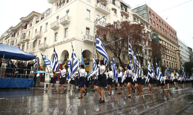 28η Οκτωβρίου: Υπό έντονη βροχόπτωση η παρέλαση στη Θεσσαλονίκη