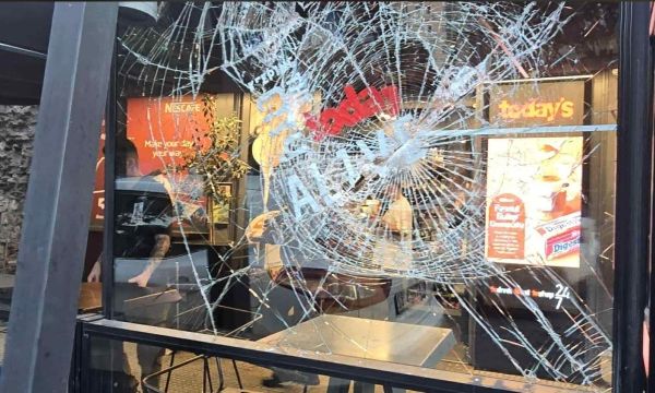 Θεσσαλονίκη: Άνδρας σε αμόκ τα έκανε «γυαλιά – καρφιά» στα Λαδάδικα