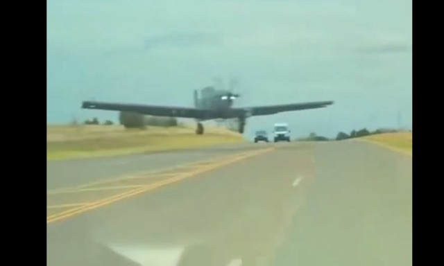 ΗΠΑ: Οδηγός απέφυγε την τελευταία στιγμή αεροσκάφος που έκανε αναγκαστική προσγείωση - Δείτε βίντεο