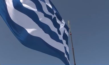 28η Οκτωβρίου: Υψώθηκε γιγαντιαία ελληνική σημαία 1.440τμ – Μία από τις μεγαλύτερες στη χώρα