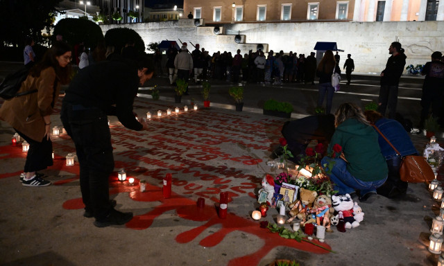 Νέα συγκέντρωση στο Σύνταγμα για τα Τέμπη: Λουλούδια και κεριά στα γραμμένα ονόματα των θυμάτων