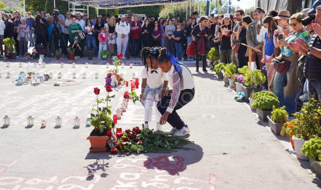 Λουλούδια στη μνήμη των θυμάτων των Τεμπών στο Σύνταγμα - Παρούσα και η Ζωή Κωνσταντοπούλου