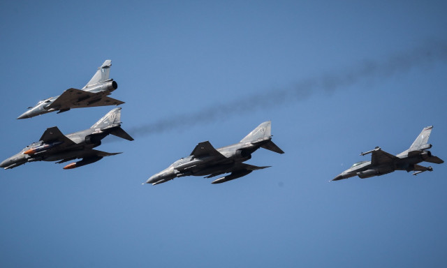 Η στιγμή της απογείωσης των τεσσάρων Mirage από την 114 Πτέρυγα Μάχης στην Τανάγρα