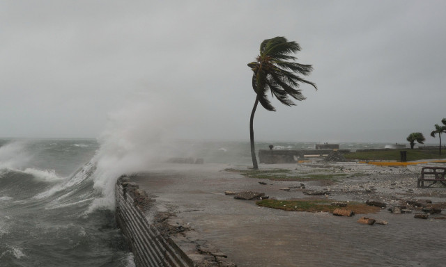 Η «Μελίσσα» χτυπάει την Τζαμάικα - Αποκολλήθηκε στέγη νοσοκομείου - Προειδοποίηση για κροκόδειλους