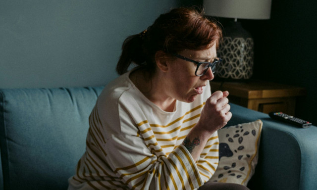 Οι 6 καλύτερες φυσικές θεραπείες για τον βήχα – Τι προτείνουν οι ειδικοί