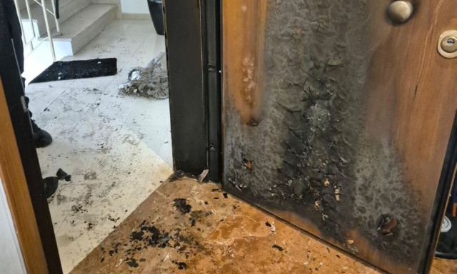 Επίθεση στο γραφείο του Χάρη Θεοχάρη: Άγνωστοι έβαλαν φωτιά στην είσοδο