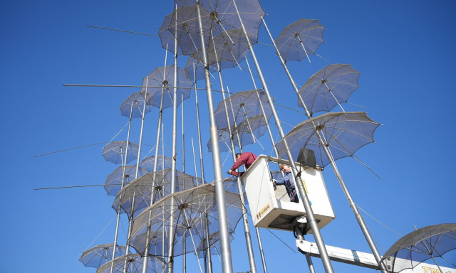 Θεσσαλονίκη: «Ξηλώνονται» οι «Ομπρέλες» του Ζογγολόπουλου – Μεταφέρονται στην Αθήνα για αποκατάσταση