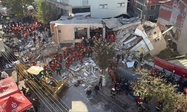 Σαν χάρτινος πύργος κατέρρευσε η επταώροφη πολυκατοικία στην Τουρκία - Εγκλωβισμένη μια οικογένεια