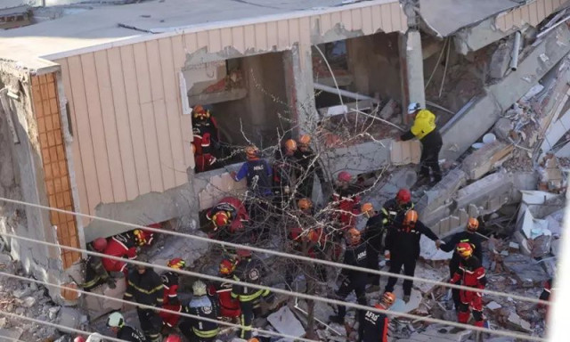 Κατάρρευση κτιρίου στην Τουρκία: Ένα κορίτσι διασώθηκε - Δύο παιδιά ανασύρθηκαν νεκρά