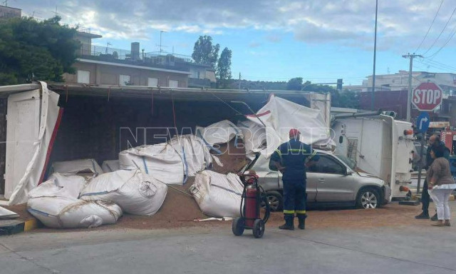 Ανετράπη νταλίκα που μετέφερε χώματα στα Βλάχικα της Βάρης - Έπεσε σε ΙΧ