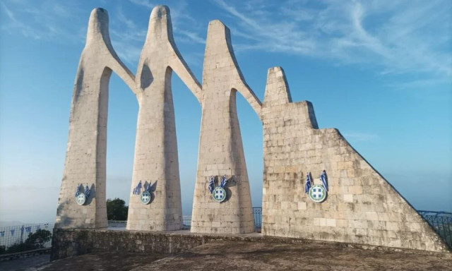 Βανδαλισμός o στολισμός στο Μνημείο του Ζαλόγγου - Tι καταγγέλλει το Ίδρυμα Ίδρυμα Ζογγολόπουλου