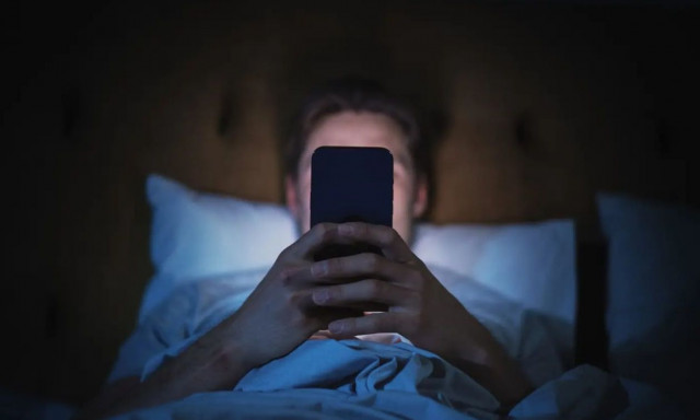 Το doomscrolling ως ένδειξη κοινωνικής τάξης – Γιατί οι πλούσιοι δεν «κολλάνε» στα κινητά τους