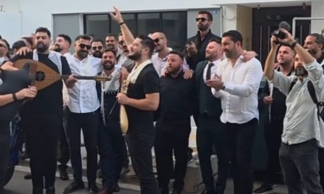 Γάμος στο Ρέθυμνο: Ο γαμπρός πήγε με τα όργανα κάτω από το σπίτι της νύφης