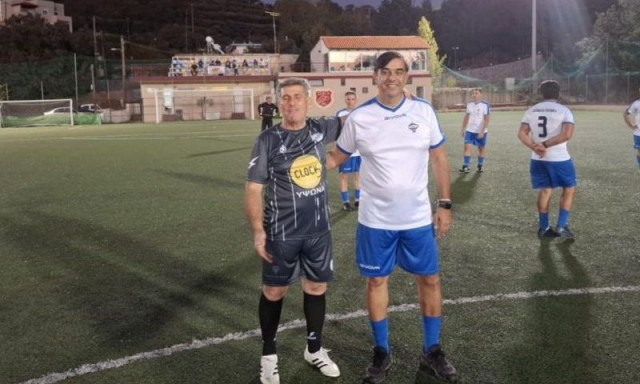 Ρέθυμνο – Κύπρος: Οι παλαίμαχοι Ρεθύμνου και Υψώνα τραγούδησαν μαζί τον Εθνικό Ύμνο