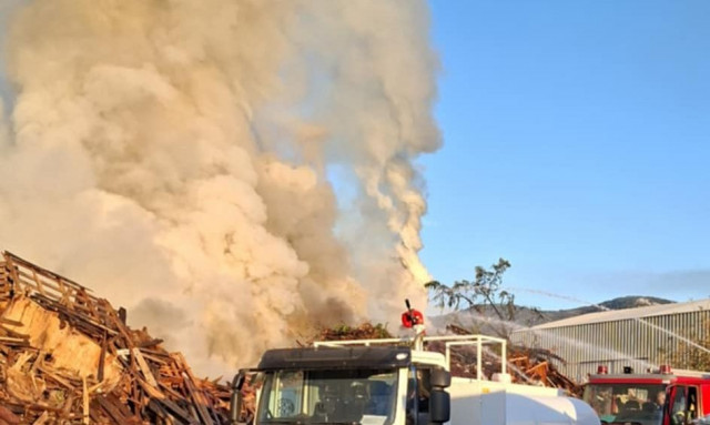 Σέρρες: Μεγάλη φωτιά σε εργοστάσιο ανακύκλωσης
