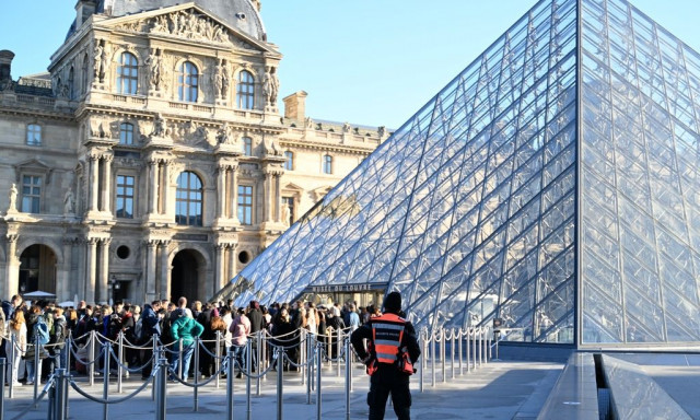 Παρίσι: Συνελήφθη ύποπτος - τέταρτος - για την «ληστεία του αιώνα» στο Λούβρο