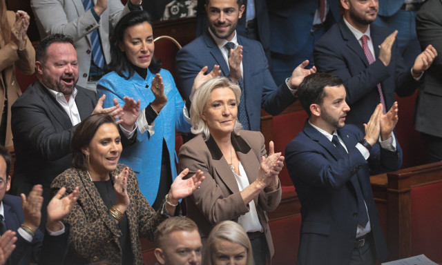 «Βόμβα» στο γαλλικό κοινοβούλιο: Υπερψηφίστηκε για πρώτη φορά πρόταση του κόμματος Λε Πεν