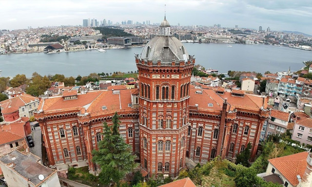 Μεγάλη του Γένους Σχολή: «Ξεσπιτώνεται» για αντισεισμικές εργασίες–Σενάριο για μαθήματα σε κοντέινερ