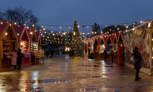 Χριστούγεννα 2025… από Νοέμβριο: Πού και πότε θα φωταγωγηθεί το πρώτο χριστουγεννιάτικο δέντρο