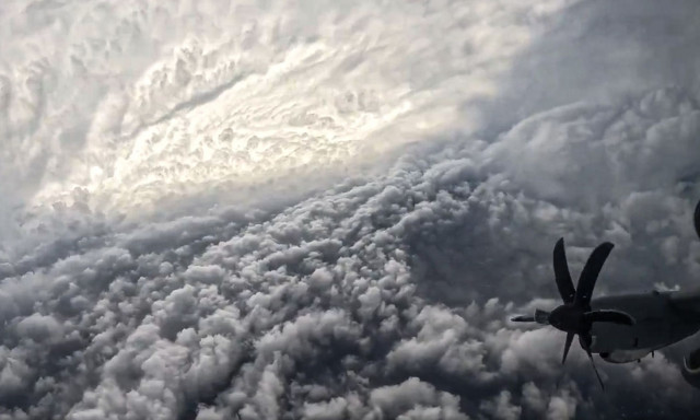 Ποιοι είναι οι «κυνηγοί τυφώνων» που εισέβαλαν στην καρδιά της καταιγίδας Melissa