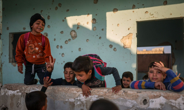 Συρία: Παιδιά δημοτικού επέστρεψαν σε κατεστραμμένα από τον πόλεμο σχολεία - Συγκλονιστικές εικόνες