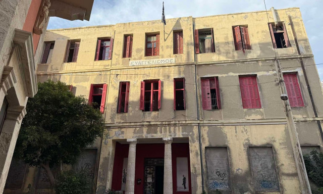 Ηράκλειο: Έξι συλλήψεις για την επίθεση κατά Βορίδη, μετά από έφοδο της ΕΛ.ΑΣ. σε κατάληψη