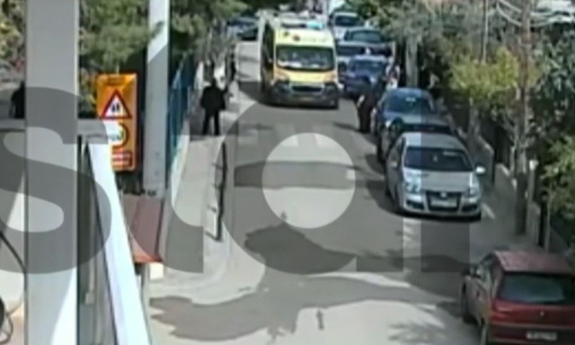 Ασπρόπυργος: Βίντεο ντοκουμέντο - Η στιγμή που το ΕΚΑΒ παραλαμβάνει τη 10χρονη μαθήτρια