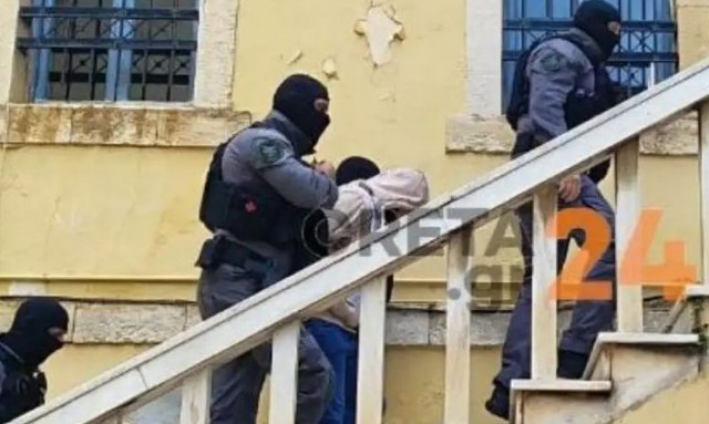 Κρήτη: Στον ανακριτή με αλεξίσφαιρο γιλέκο ο 23χρονος που δολοφόνησε 52χρονο