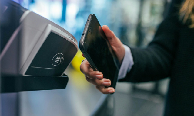 Το IRIS επεκτείνεται: Πληρωμές σε βενζινάδικα και ταξί – Αυξάνονται τα όρια από τον Ιανουάριο