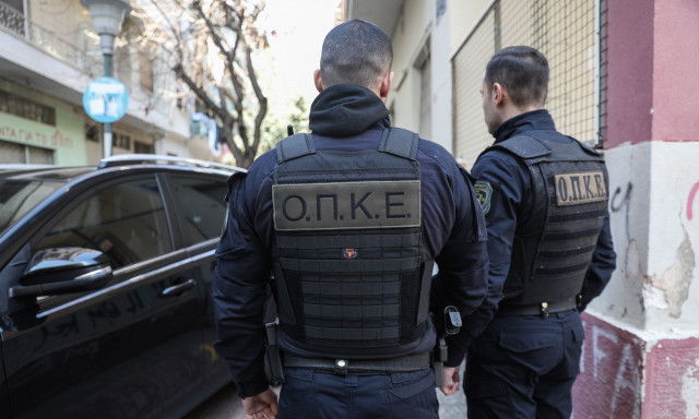 Επίθεση με μολότοφ σε αμάξι της ΟΠΚΕ στο Λόφο Στρέφη