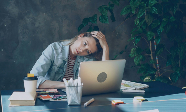 Μην τα αγνοήσεις: Τα 6 σημάδια ότι η δουλειά σου είναι τοξική για την ψυχική σου υγεία