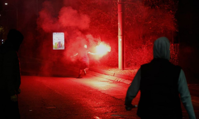 Σερβία: Επεισόδια μπροστά από το κοινοβούλιο - Απεργία πείνας από μητέρα θύματος στο Νόβι Σαντ