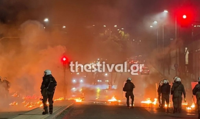 Θεσσαλονίκη: Επίθεση με μολότοφ σε ΜΑΤ - Zημιές σε αυτοκίνητα