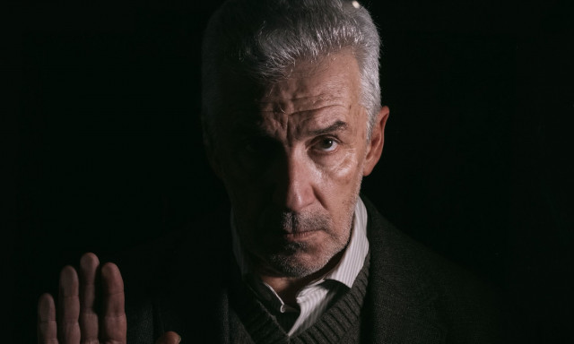 «Αρχιμάστορας Σόλνες» του Χένρικ Ίψεν σε σκηνοθεσία Γιώργου Σκεύα στο Θέατρο της Οδού Κυκλάδων