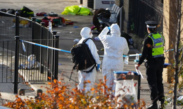 Βρετανία: Εργαζόμενος ήρωας «έσωσε ζωές» κατά την επίθεση στο τρένο - Κρίσιμη η κατάστασή του