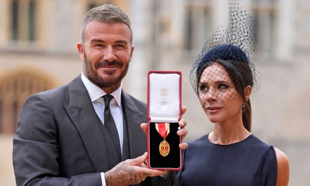 Ο Ντέιβιντ Μπέκαμ χρίστηκε ιππότης από τον βασιλιά Κάρολο - Βίντεο