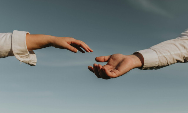 Βοηθάς τους συνανθρώπους σου; Πώς οι καλές πράξεις επιβραδύνουν τη γήρανση του εγκεφάλου