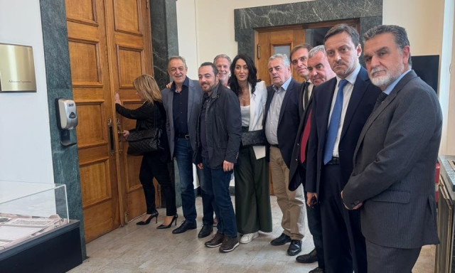 Οι βουλευτές του ΠΑΣΟΚ «κλειδωμένοι» έξω από τη συνεδρίαση για τα ΕΛΤΑ που αναβλήθηκε