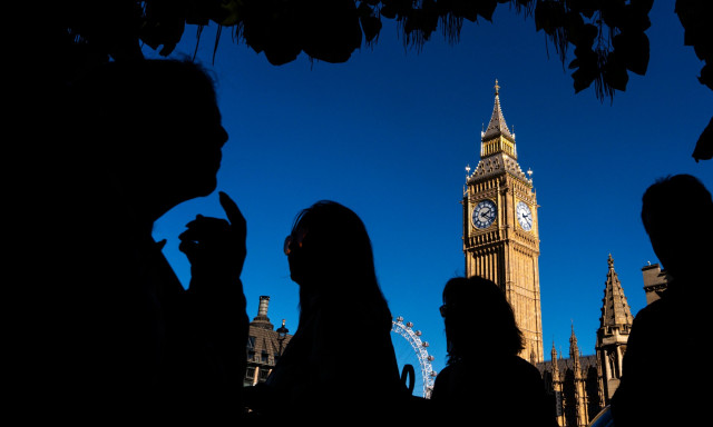 Μετά τη Γαλλία οι αγορές χτύπησαν και τη Βρετανία λόγω ανησυχιών για τα δημοσιονομικά