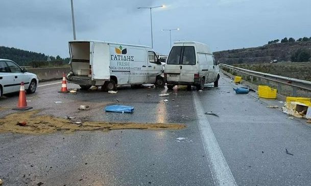 Θεσσαλονίκη: Καραμπόλα τριών φορτηγών - Γέμισε με ψωμιά η άσφαλτος