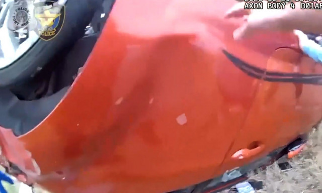 Τέξας: Αστυνομικοί απεγκλώβισαν βρέφος από αυτοκίνητο που ανετράπη - Το συγκλονιστικό βίντεο